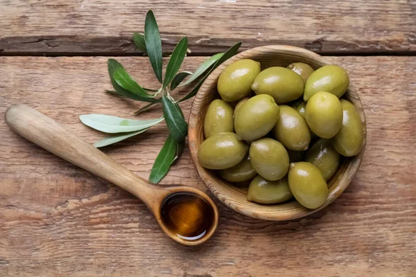 Bowl Tasty Green Olives Spoon Oil Wooden Background — Fotografia de Stock