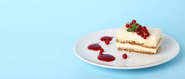 Mavi arkaplanda lezzetli tiramisu tabağı ve metin için boşluk