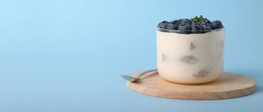 Mavi arkaplanda lezzetli tiramisu ile metin için boşluk