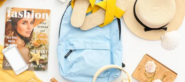 Beyaz arkaplanda seyahat için aksesuarlar