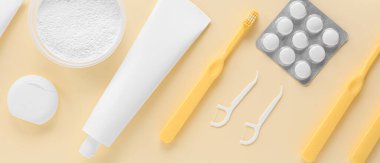 Bej arka planda diş temizliğine ayarlı 