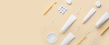 Bej arka planda diş hijyeni ve metin için boşluk ayarlandı