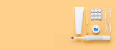 Bej arka planda diş hijyeni için ayarlanmış metin için boşluk, üst görünüm