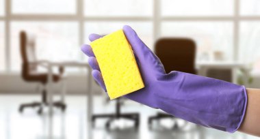 Ofisinde sünger olan hademenin eli.