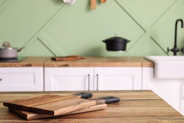 Mutfaktaki masanın üstünde tahta kesme tahtası, yakın plan.