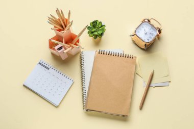 Renk arkaplan üzerinde alarm saati olan farklı kırtasiye seti