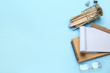 Renkli arka planda gözlüklü farklı kırtasiye seti