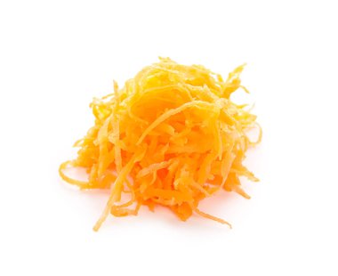 Beyaz arka planda kesilmiş havuç yığını