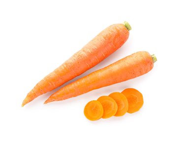 Taze havuç ve beyaz arka planda kesikler.