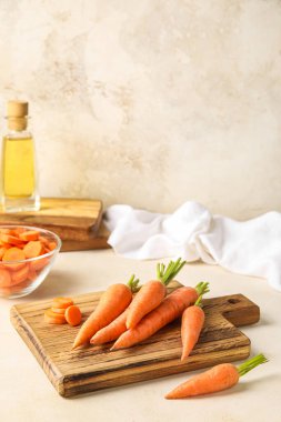 Masada taze havuç ve ahşap tahta.