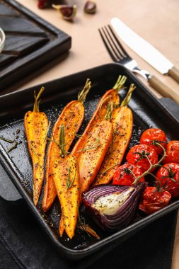 Sofrada lezzetli sebzelerle pişirme tabağı, yakın plan.