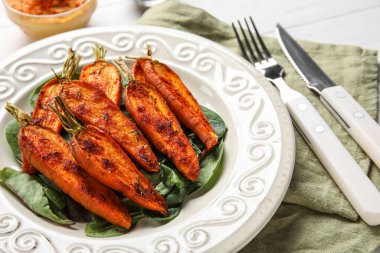 Tabak dolusu lezzetli fırınlanmış havuç, yakın plan.