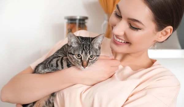 Beautiful Young Woman Cute Striped Cat Kitchen — Fotografie, imagine de stoc