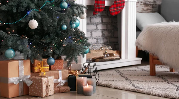 Interior Room Beautiful Decorated Christmas Tree Gifts Fireplace — Zdjęcie stockowe