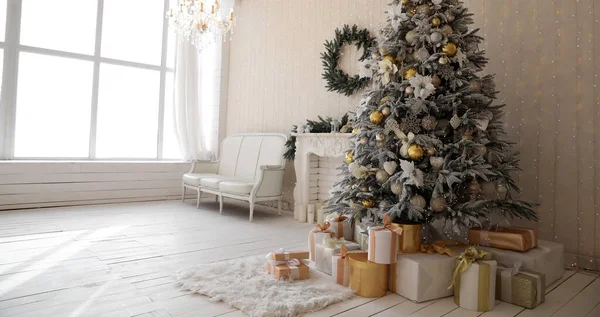 Stílusos Belső Tér Nappali Gyönyörű Karácsonyfával Kandallóval — Stock Fotó