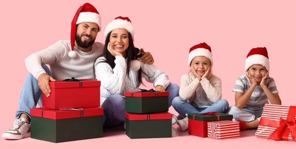 Família Feliz Chapéus Santa Com Presentes Natal Fundo Rosa — Fotografia de Stock