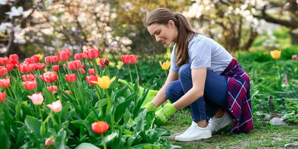 Beautiful Female Gardener Working Spring Day — Stock Photo, Image