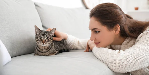Beautiful Young Woman Cute Cat Home — Stock Photo, Image