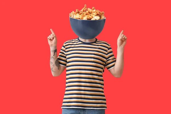 Fiatalember Egy Tál Édes Popcornnal Feje Helyett Vörös Háttérrel — Stock Fotó