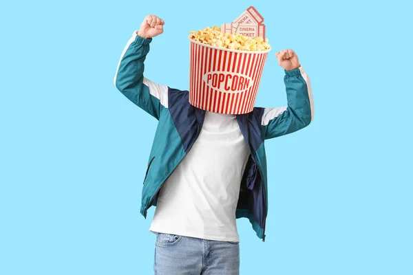 Gelukkige Jongeman Met Emmer Knapperige Popcorn Plaats Van Zijn Hoofd — Stockfoto