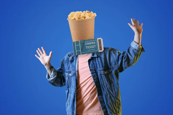 Glücklicher Junger Mann Mit Eimer Knusprigem Popcorn Statt Kopf Und — Stockfoto