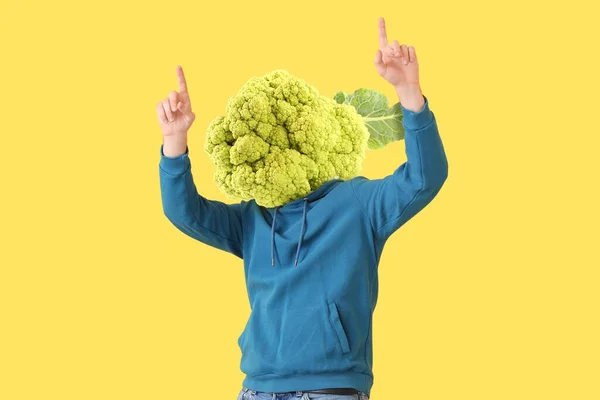 Happy Man Fresh Green Cauliflower Cabbage Instead His Head Yellow — Foto de Stock
