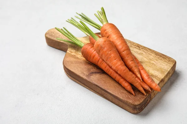 Wooden Board Fresh Carrots Light Background — ストック写真