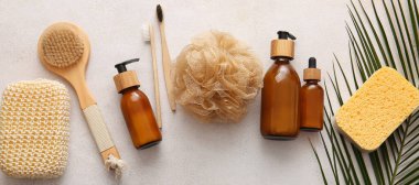 Açık arkaplanda banyo aksesuarları, üst görünüm