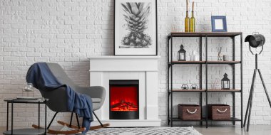 Modern oturma odasının içinde şöminesi, koltuğu ve raf ünitesi var.