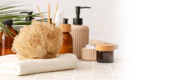 Açık arkaplanda, metin için alanı olan banyo aksesuarları