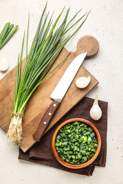 Açık Arkaplanda Kesilmiş Yeşil Soğan Bıçak Ile Kompozisyon — Stok fotoğraf