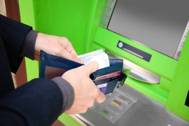 Adam ATM 'den para çekiyor, yakın plan.