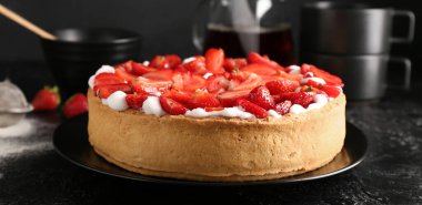 Masada lezzetli çilekli kek tabağı.