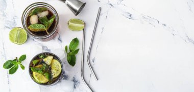 Açık arkaplanlı leziz Küba Libre kokteyli, metin için yer, üst görünüm