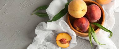 Gri arkaplanda taze şeftali kabı ve metin için boşluk