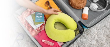 Evde bavul hazırlayan bir kadın. Tasarım için pankart