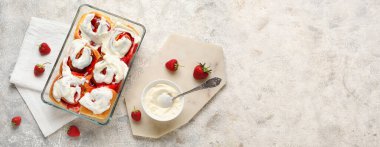 Çilekli tarçınlı yemek ve grunge arkaplanda krema, metin için yer var.