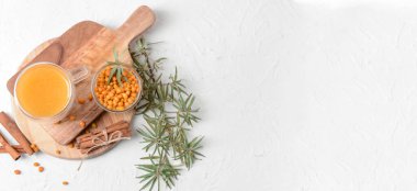 Beyaz arkaplanda bir bardak sağlıklı deniz dikenli çay ve metin için yer var.