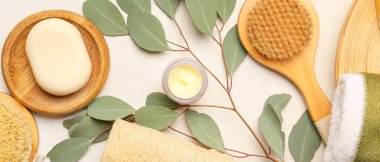 Hafif arkaplanda banyo aksesuarları ile kompozisyon