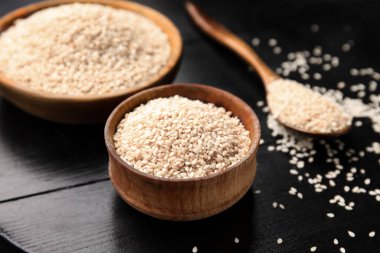 Kapkara tahtalar ve susam tohumları. Yakın plan.