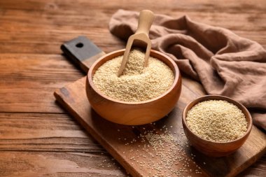 Tahta arka planda susam tohumları olan bir tahta.