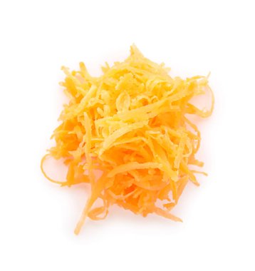 Beyaz zemin üzerinde doğranmış havuç yığını