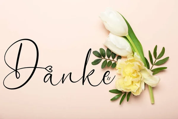 Piękne Kwiaty Słowo Danke Niemiecku Dzięki Różowym Tle — Zdjęcie stockowe