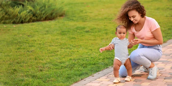 African American Woman Teaching Her Little Baby Walk Outdoors — Stock Photo, Image