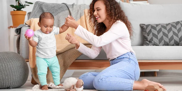 African American Woman Teaching Her Little Baby Walk Home — 스톡 사진