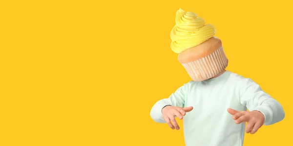 Homem Com Cupcake Doce Vez Sua Cabeça Fundo Amarelo Com — Fotografia de Stock