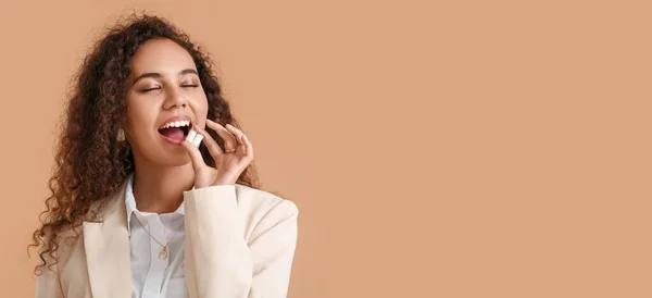 African American Woman Chewing Gum Beige Background Space Text — Stock Photo, Image