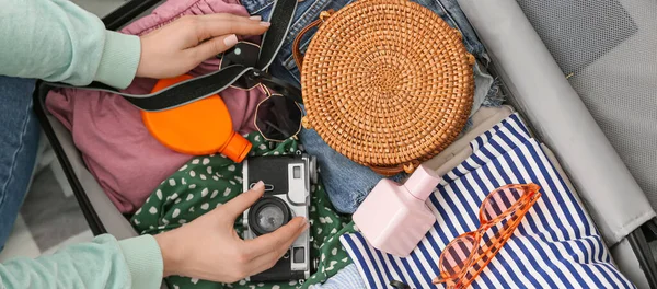 Uma Mulher Fazer Malas Casa Conceito Viagem — Fotografia de Stock