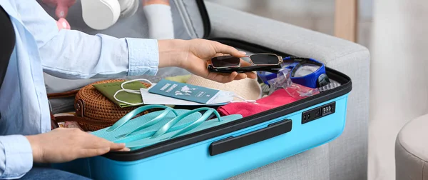 自宅でスーツケースを詰め女性 旅行のコンセプト — ストック写真