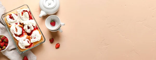 Baking Dish Tasty Strawberry Cinnamon Rolls Cream Cups Teapot Beige — Fotografia de Stock